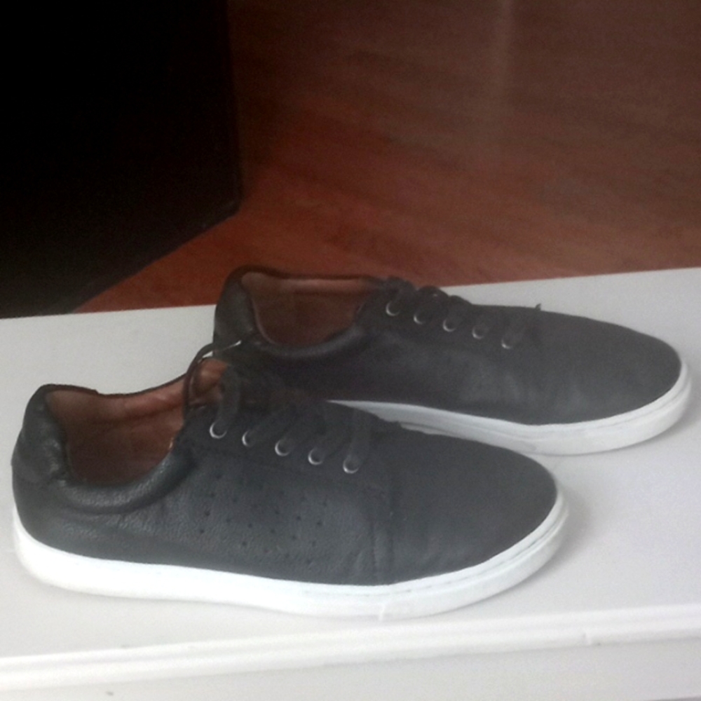 Boys Vince Camuto Shoes Black in color.Size 4.